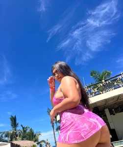 lynda_west enjoying the beach 🌴 Pic