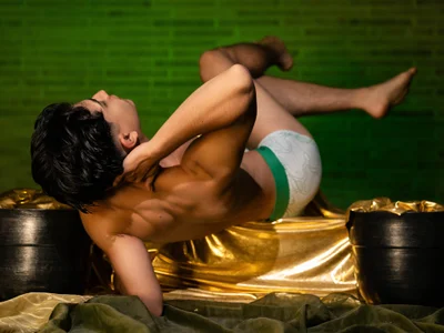 Aaron_Eze 🍀 Temptation clover🍀  5টি ছবি