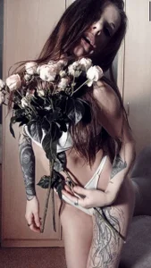 Jackie_Swann here is no gun only roses Poză 9