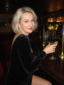 HelenDragonMother night at the bar - {count, plural, one {תמונה אחת} two {שתי תמונות} many {# תמונות} other {# תמונות}}