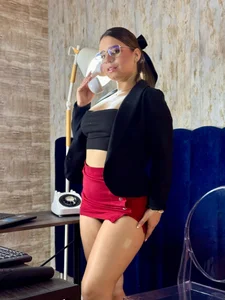 Don’t take a seat, boss… this gets handled standing up. 🔥👠 de ThaniaJones Foto 2