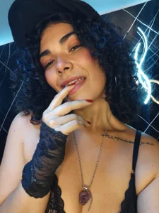 Miistik_ On Wednesday the 14th there will be a special Halloween show🎃a sexy bird scare for you🔥 Billede