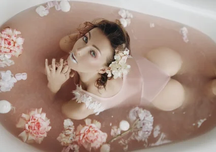 angelicfenix In bath with roses Foto 5