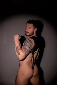 Nathan_rivers between body and shadows Immagine  4