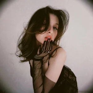 LouiseChavez: quiet moments, loud heart 🤍 ( 2 фото)