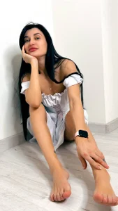 AriannaCruise How do you like my white dress? Immagine 