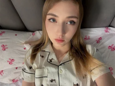 AveryBerkson lying around at home :3 Pic 5