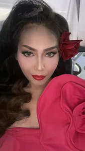 lily_browndolly Red Lips Pic