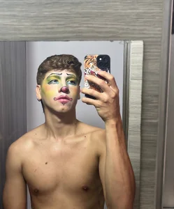 Hey it's me de zackary_0  6 Imagens