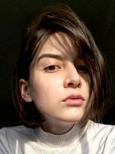 HeleneLeach Public Pic 2