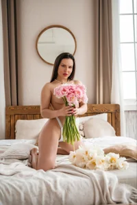 Alicia_x_art Alicia with tulips Bilde 2