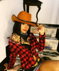 I want to be your favorite cowgirl 🤠💋 de Milu_carbajal_x  2 Imagens