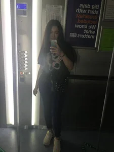 NikkiNSerdron Hello, my name is Alisha. I`m 25 years old! Hình 4