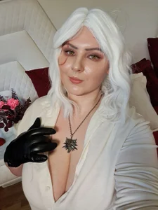 MelodyMoores Can you guess who I am?🤍 Billede