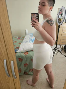 ButchBabeBailey Showing off ass and cameltoe in a white gym outfit Immagine  2