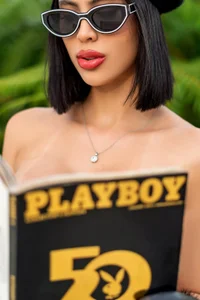 Zoee_monroe “She knows she owns the moment… and she already knows exactly what awakens your desire.” 圖片