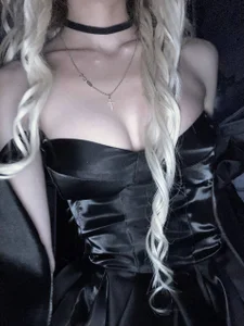 AidaGloshenBlack and white Bild