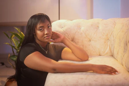 RoxannaBlanche one day in my living room Pic 2