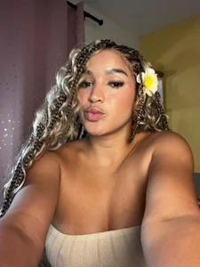 zoey-fox Braid look Pic 3