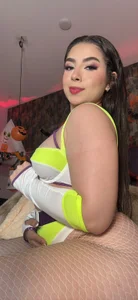 IsabellaAnngel Come push my button and see what happens 💚💜 Immagine  2