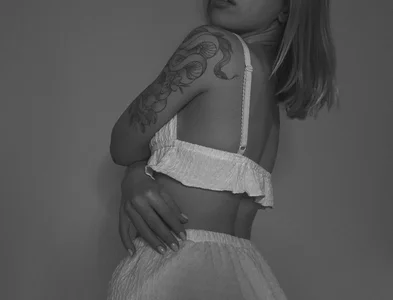 damn_cutie BLACK & WHITE Pic