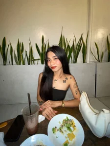 lunawacker date luna in public  5টি ছবি