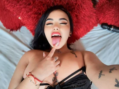 Feel my body de Mia__Walker  2 photos