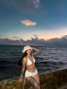 issagarcia Issa on a little vacation<3 Immagine  2