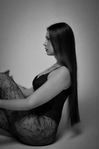 ReneeCosden My Black and White Mood 🖤🤍  3টি ছবি