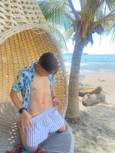 Lian_Miller1_のLian on the beachの 2枚の写真