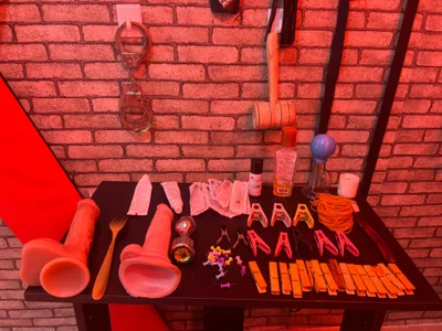 At your disposal 🖐 de ariel_bdsm  3 Imagens