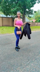 BadGirlMona: Public ( 7 фото)