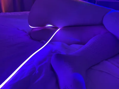 Ungoliant_Kiss Neon Pic 2