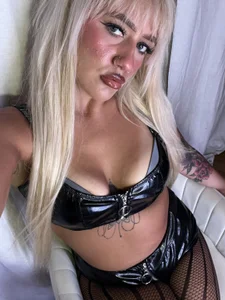 BettyBadNews: Public ( 2 фото)