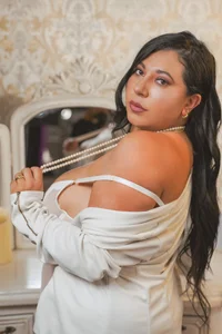 KendalMilleer Fiery Divinity 🪽🤍 Foto 4