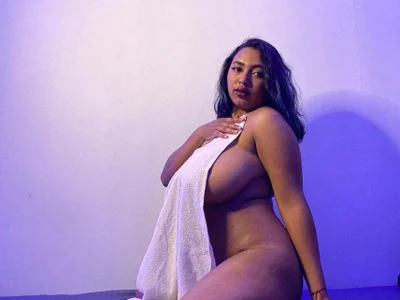 tatiana_wd check what's under the towel 😏 Pic 2