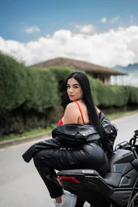 Motorcyclist girl on her birthday de nicolette_sweet_  4 Imagens