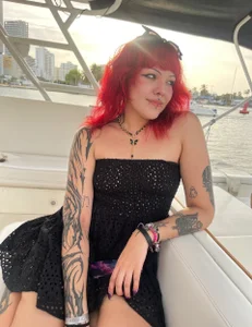 Sarah-Stoner Me in the beach again😛 slika 2