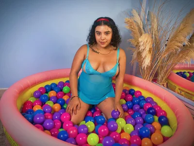 sweetie_pixiex RAINBOW POOL PARTY Pic 5