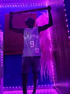 calvin_soussaaの✨ Between shadows and neon, my body dictates the rules of desire.の枚の写真