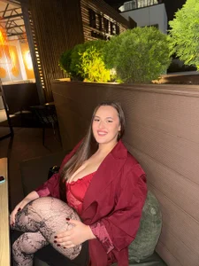 Queen_Monica_ Just a little peek… 👀 Foto 3