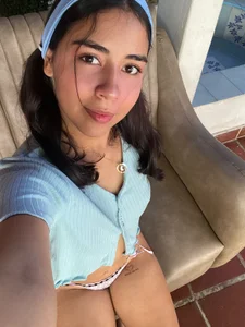 DanaPetite Let yourself be carried away by my gaze and discover my most sensual side. 💋😈 Billede 2