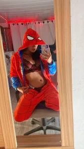 Samara_Homescapesのunder a spider you will find the best 🕸️🕷️の 2枚の写真