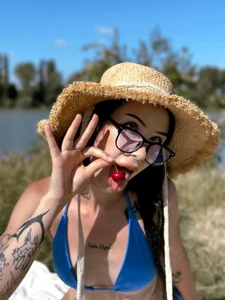 We ran away in the field to play 🥵👿 de RollingGirls  3 photos