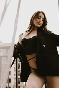 Ariana_Petite On the balcony Immagine 