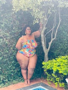 ThickyMinajxxPublic图片 3