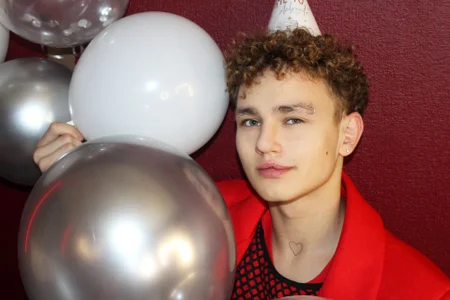 NathanCurl It was my birthday stream 🎂🎁🎈 Foto 3