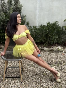 EmiGomez_ 👑 When Beauty drops her dress... the magic begins Bilde 2