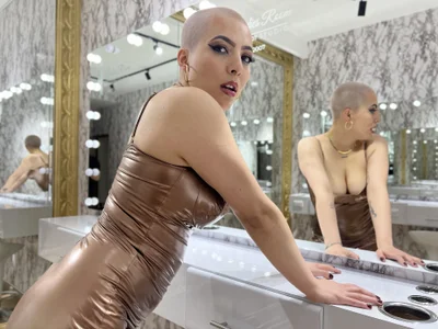 Camila_ChainnのSexy Bald 😏🤤の 2枚の写真