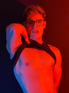 Caution de angel_sexyevil  4 photos